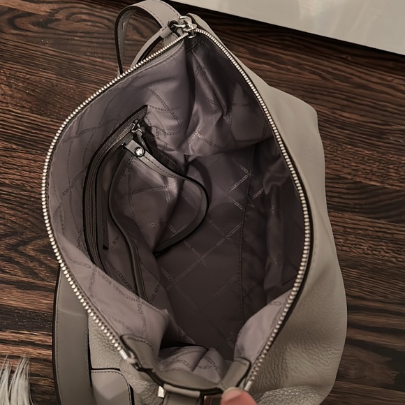 Grey medium sized Michael Kors Purse - Picture 7 of 8